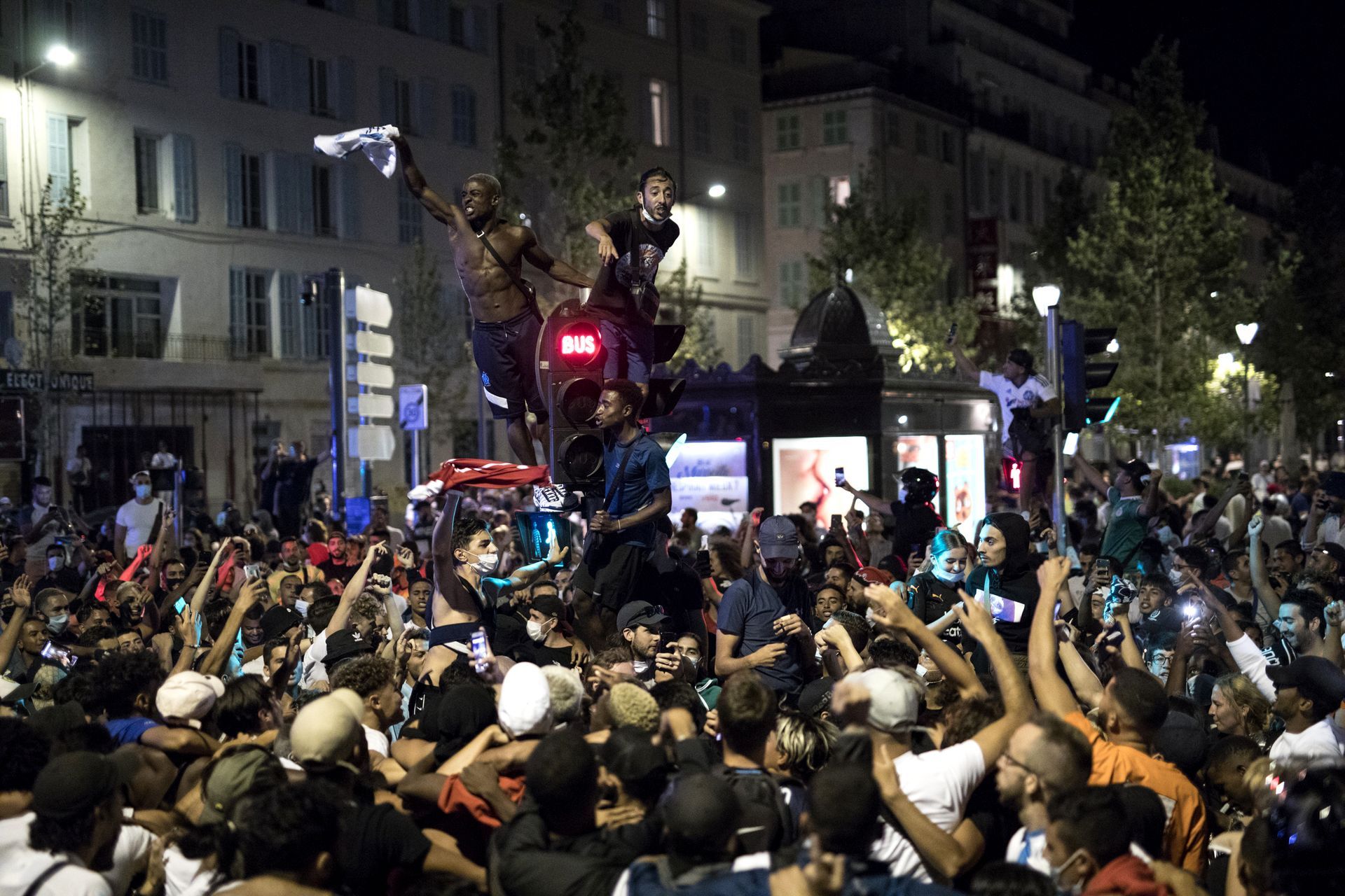 Феновете празнуват загубата на ПСЖ в Марсилия