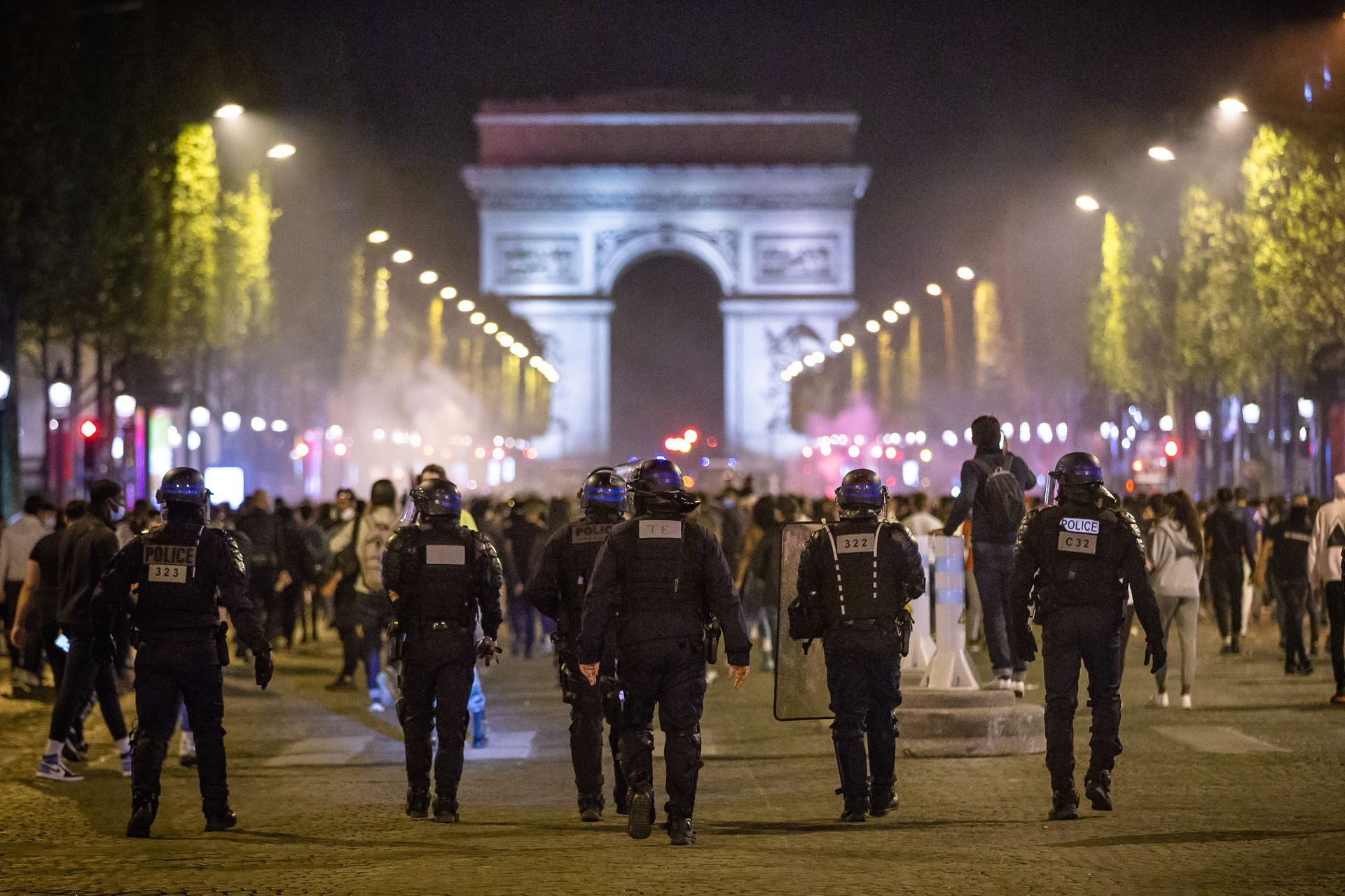 Тежка нощ на сблъсъци, палежи и арести в Париж след поражението