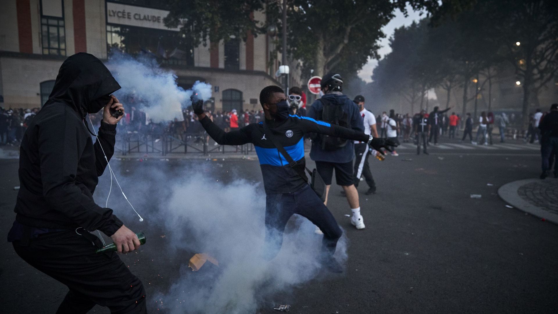 Тежка нощ със 148 ареста в Париж, купон по улиците на Марсилия след финала (Снимки)