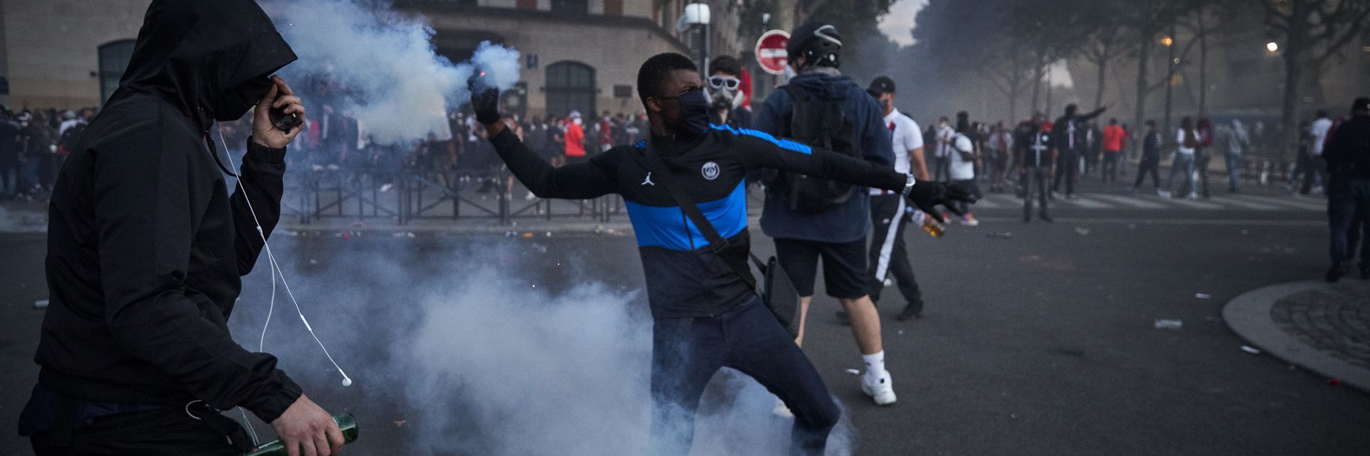 Тежка нощ със 148 ареста в Париж, купон по улиците на Марсилия след финала (Снимки)