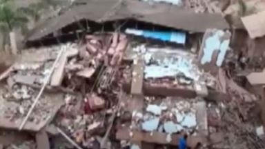 Най малко 22 ма души са ранени при срутването на пететажна жилищна