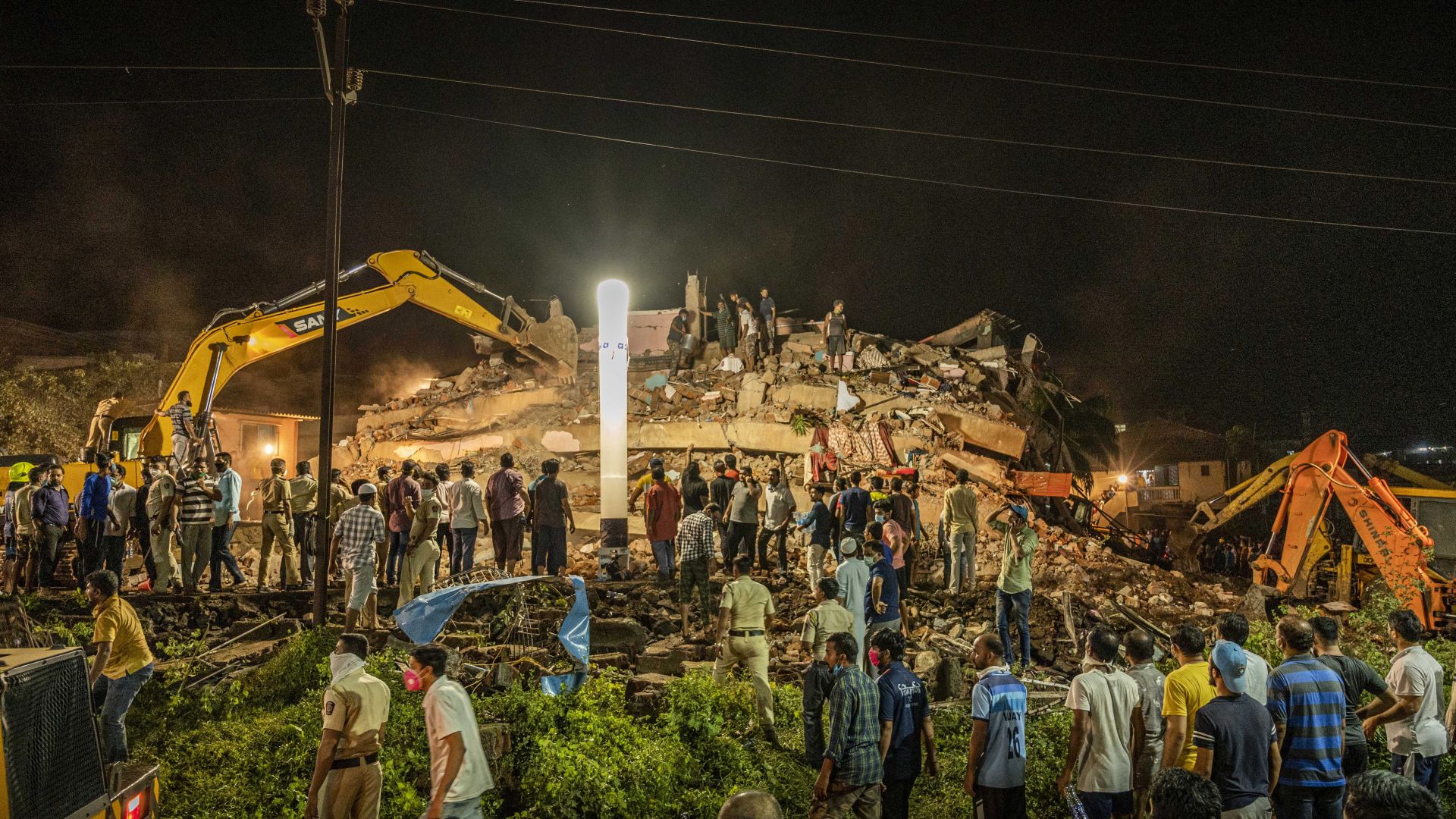 Сграда се срути в Индия, десетки са под руините (видео)