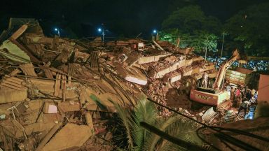 Над 60 извадени живи изпод рухналата сграда в Индия (видео)