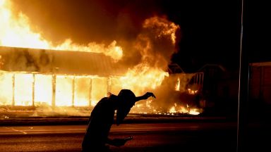 Губернаторът на американския щат Уисконсин Тони Евърс обяви извънредно положение