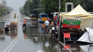 Мощна буря с пороен дъжд и гръмотевици се разрази над