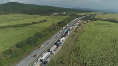 Три коли катастрофираха на АМ Тракия след като един от