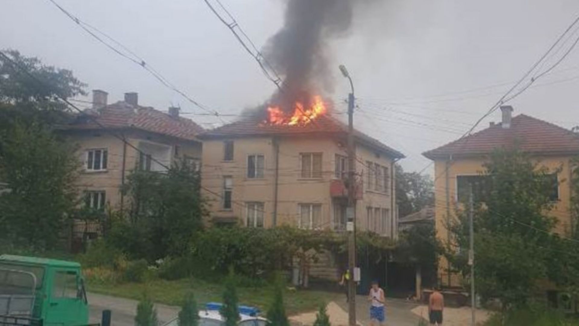 Мълния запали покрива на къща в Мездра