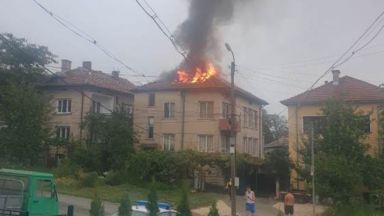 Мълния запали покрива на къща в Мездра предава BulNews Инцидентът