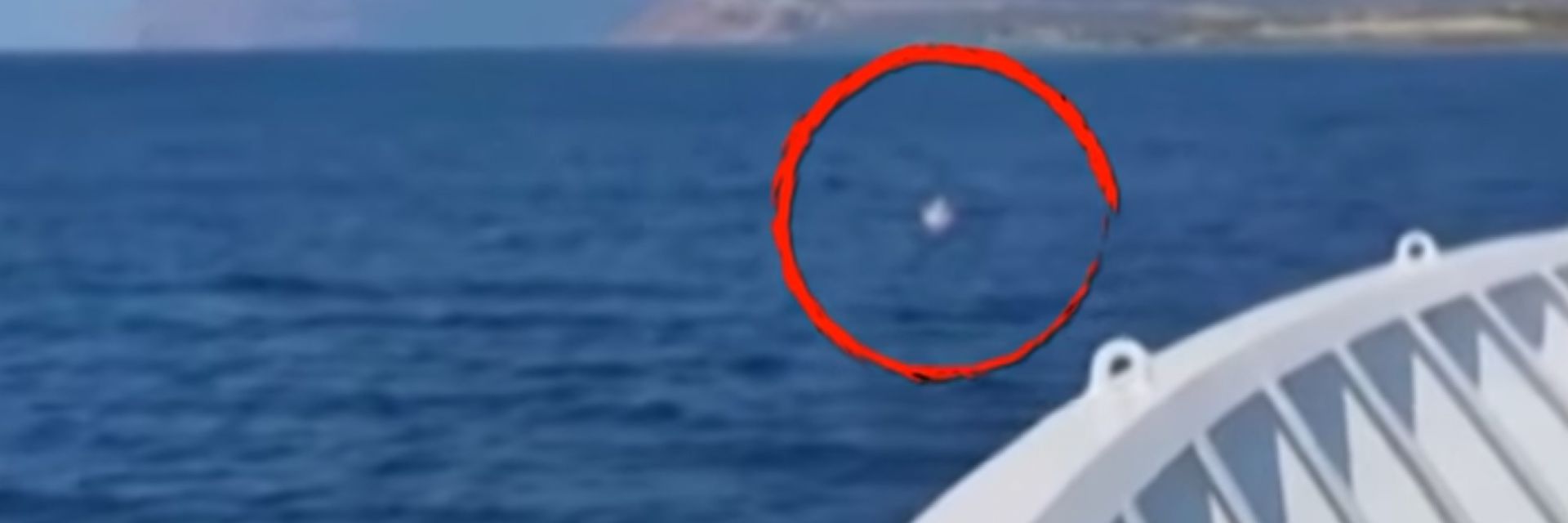 Кораб спаси дете, отнесено в морето с надуваем еднорог (видео)