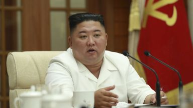 Севернокорейските медии публикуваха днес кадри на Ким Чен Ун който