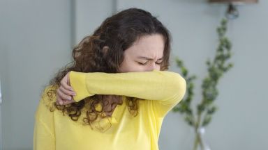 Кашлянето в лакътя е ефикасно само ако човек е с дълги ръкави