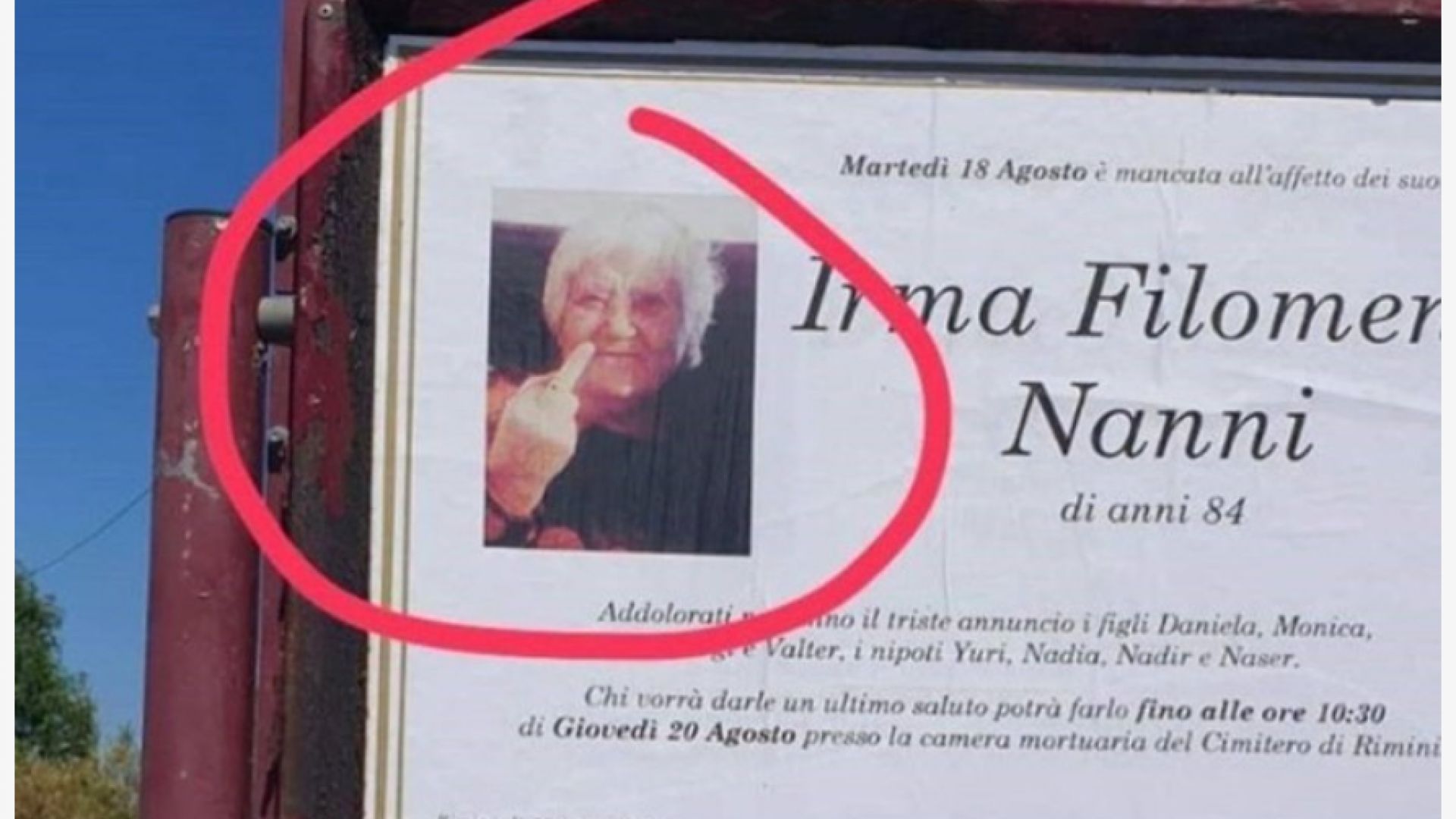 Некролог на баба, показваща среден пръст, стана хит в Италия