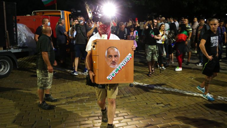 На 49-ия ден на протести в София демонстрантите донесоха на