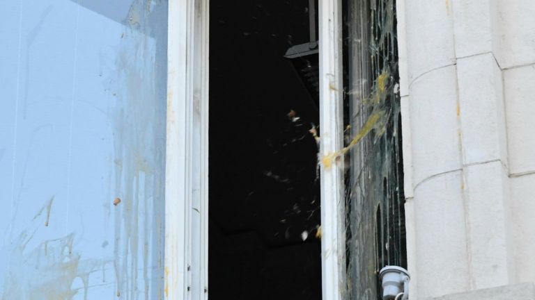 В 50-тия ден на протеста, негодуващите блокираха Съдебната палата. Блокадите-изненади