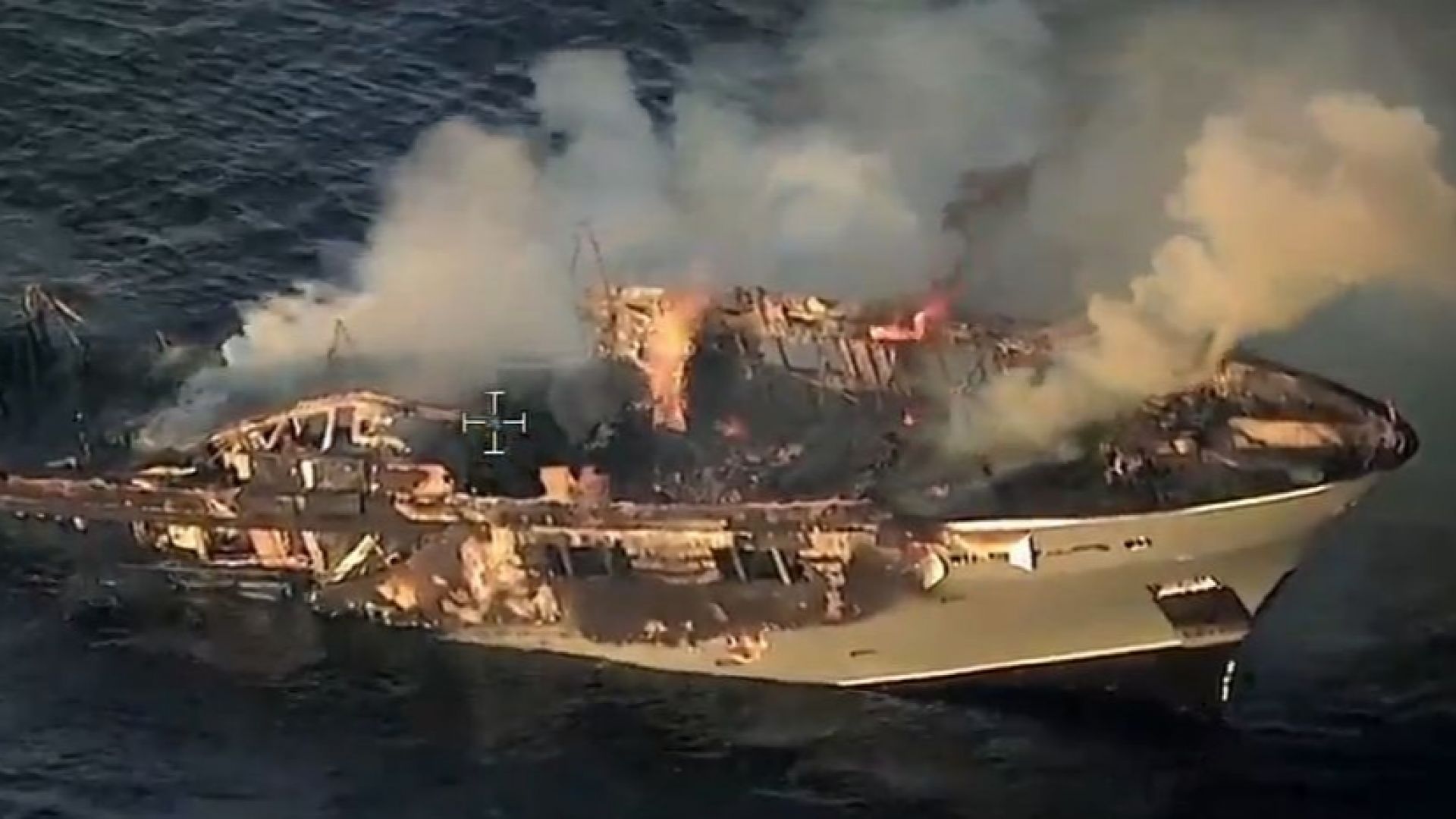 Спасиха 17 души от горяща яхта в Средиземно море (видео)