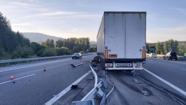 Тежкотоварен автомобил с кюстендилска регистрация катастрофира на АМ Струма край