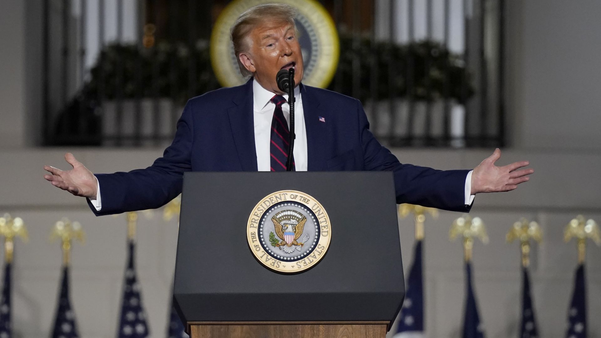 Тръмп прие номинацията за президент на фона на протест и фойерверки в Белия дом (снимки)