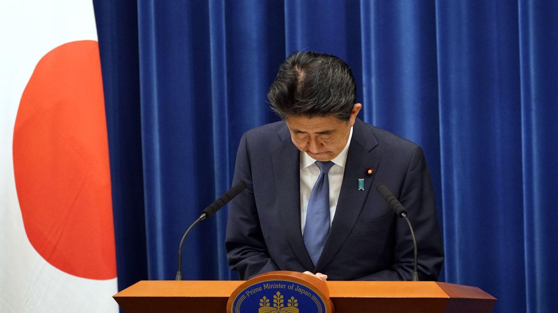 Шиндзо Абе - японският премиер националист, останал рекордно дълго на поста (снимки)