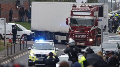 Служителят на транспортната компания ирландецът Ронан Хюз в чието ремарке