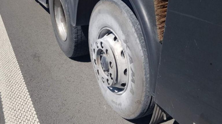 ТИР, превозващ вино за Турция, се е заклещил в локалното