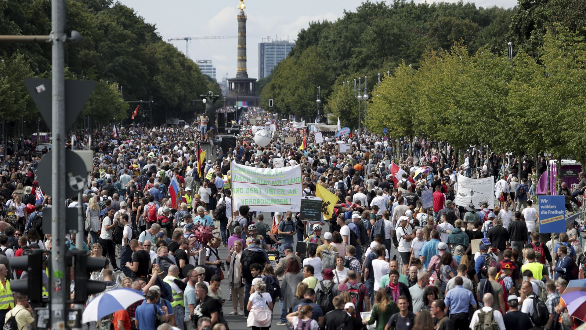 Многохиляден протест срещу мерките в Берлин, полицията разпръсква тълпата (видео)