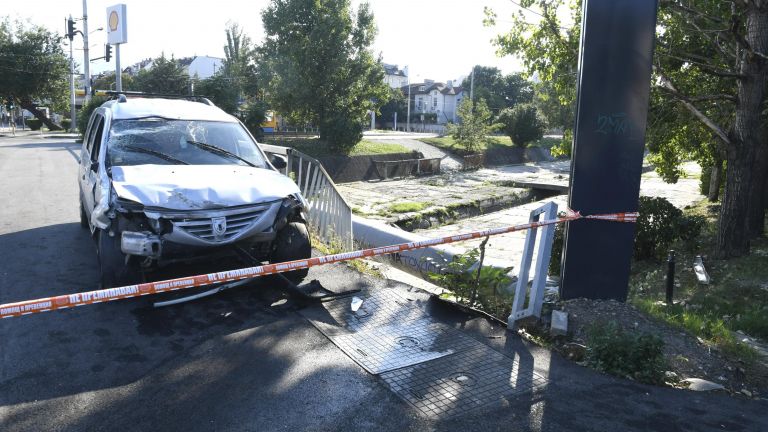 Кола излетя от моста на кръстовището на булевард Сливница и