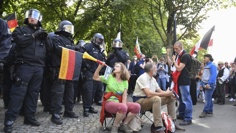 Властите на Берлин въведоха забрана за баровете и ресторантите да