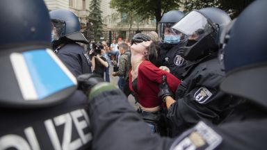 Стотици са били задържани на протест в Берлин срещу наложените