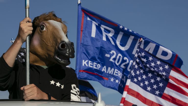 Около 600 автомобила с поддръжници на президента Доналд Тръмп преминаха