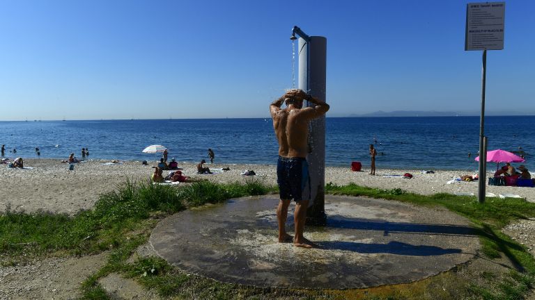 Плажовете в Гърция са пълни, макар страната да въведе преди