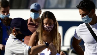 Въпреки продължаващите високи стойности на разпространение на епидемията от коронавирус