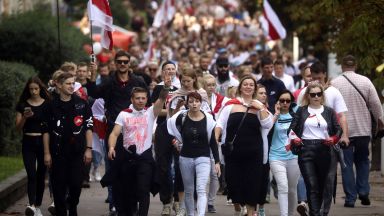 Най малко 100 000 души протестират днес срещу беларуския президент Александър