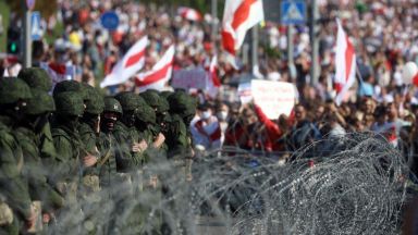 Десетки хиляди хора протестират срещу беларуския президент Александър Лукашенко в