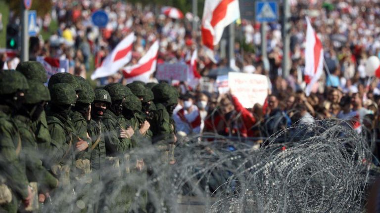 Десетки хиляди хора протестират срещу беларуския президент Александър Лукашенко в