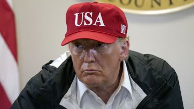 Президентът на САЩ Доналд Тръмп обсъжда със съветниците си няколко