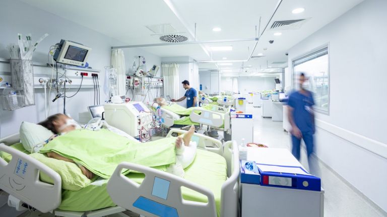 Случаите на коронавирус в света надхвърлиха 25 млн., а новият