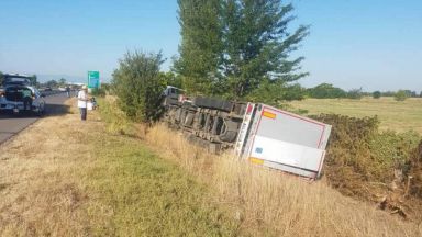 Товарен камион с турска регистрация превозващ палети се обърна в