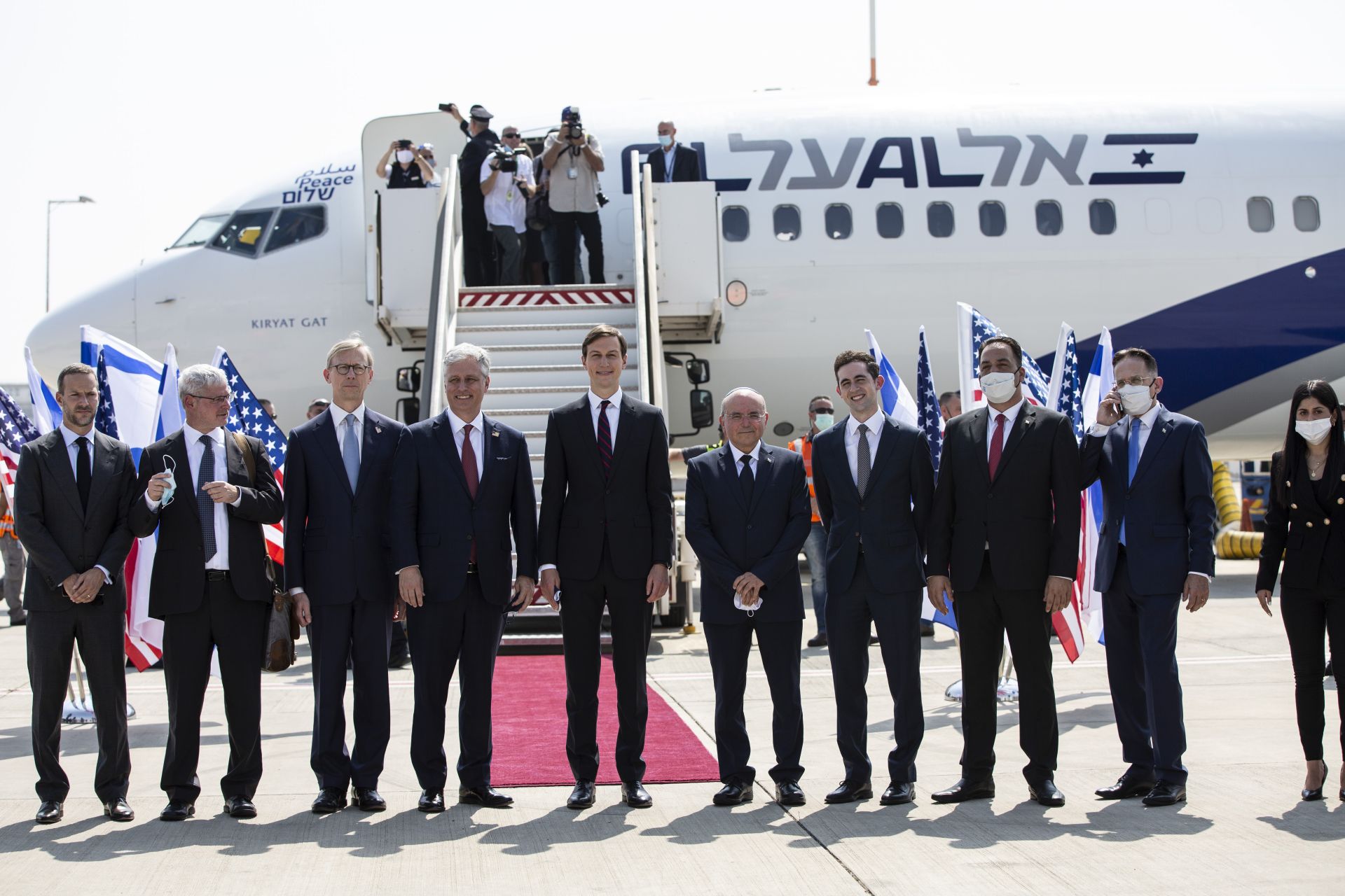 Зетят на Донълд Тръмп Джаред Къшнър (високият в средата) е в американо-израелската делегация