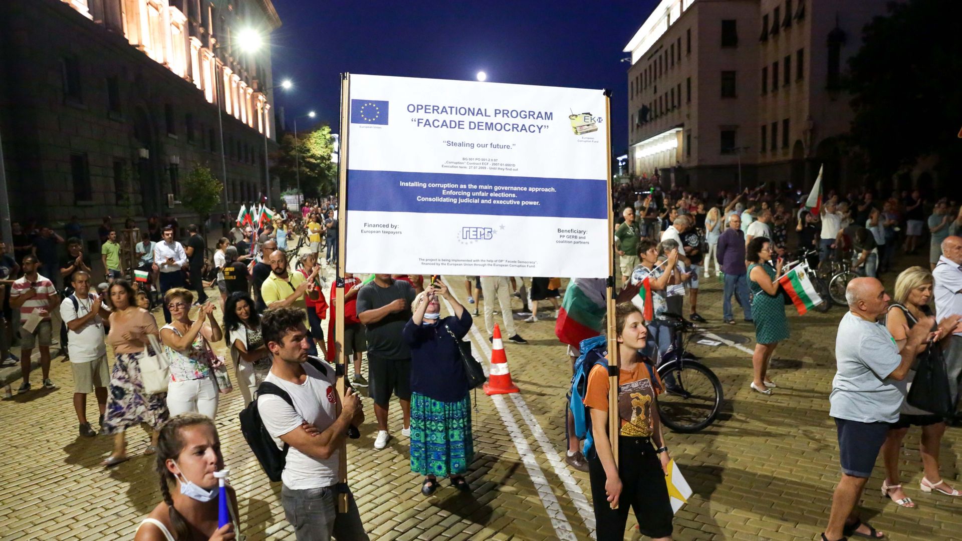 54-и ден на протести: "Масово отваряне на очи" и брояч за "Великото народно въстание" (снимки)