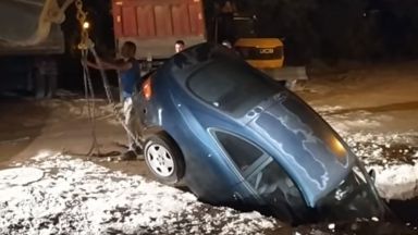 Автомобил пропадна в изкоп от Водния цикъл в Пловдив (видео)