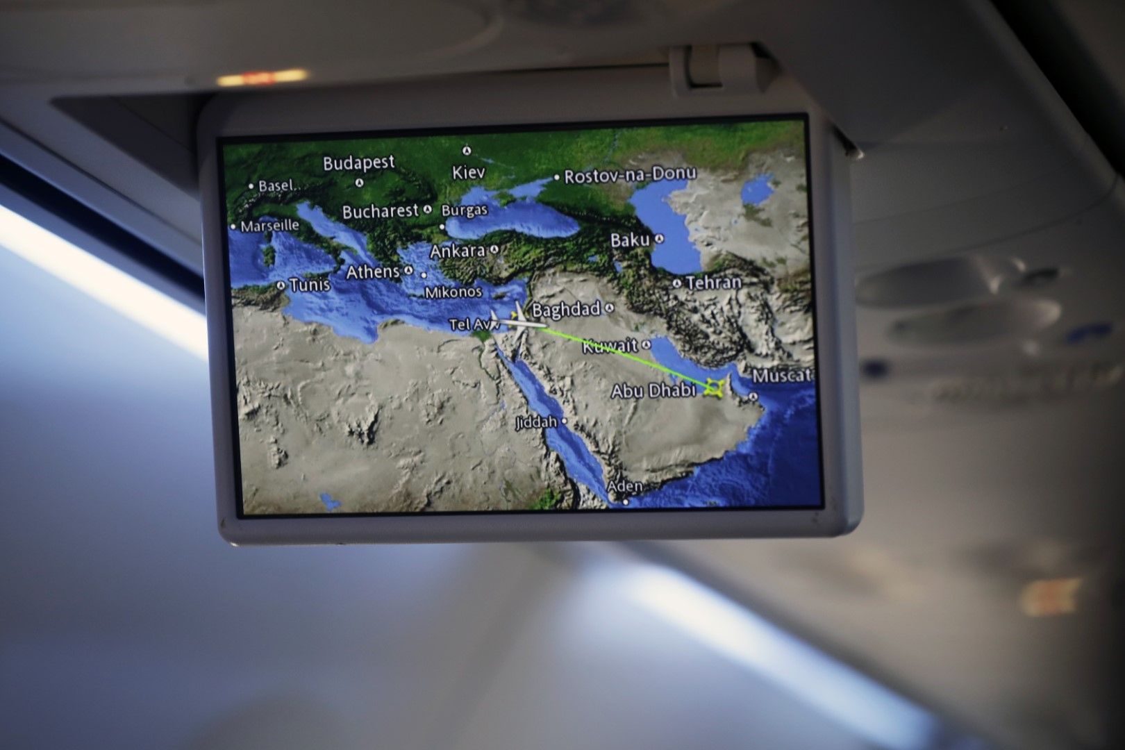 На екран на борда на самолета на Израелските авиолинии се вижда траекторията на полета до Абу Даби