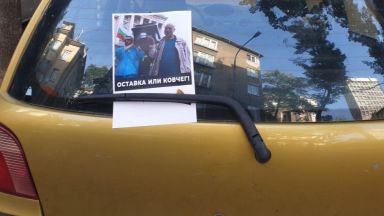 Провокация към протестиращите - листовки "Оставка или ковчег" и обесени на мостове кукли