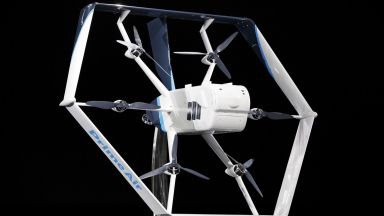 Регулаторът в САЩ разреши и на Амазон да доставя с дронове 
