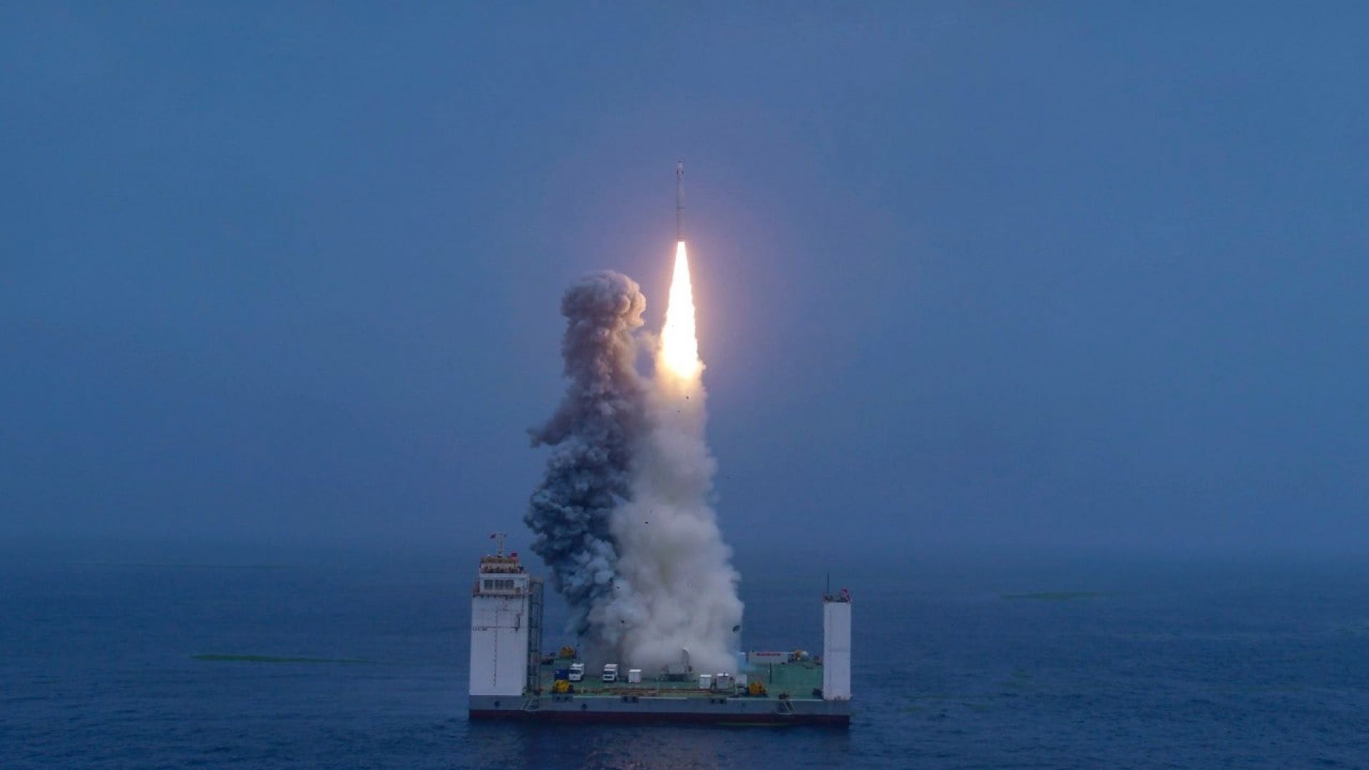 Китай се подготвя за второ изстрелване на ракета от плаваща платформа