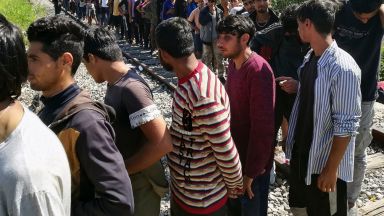 Откриха 23 нелегални мигранти, натъпкани в бус край Пловдив
