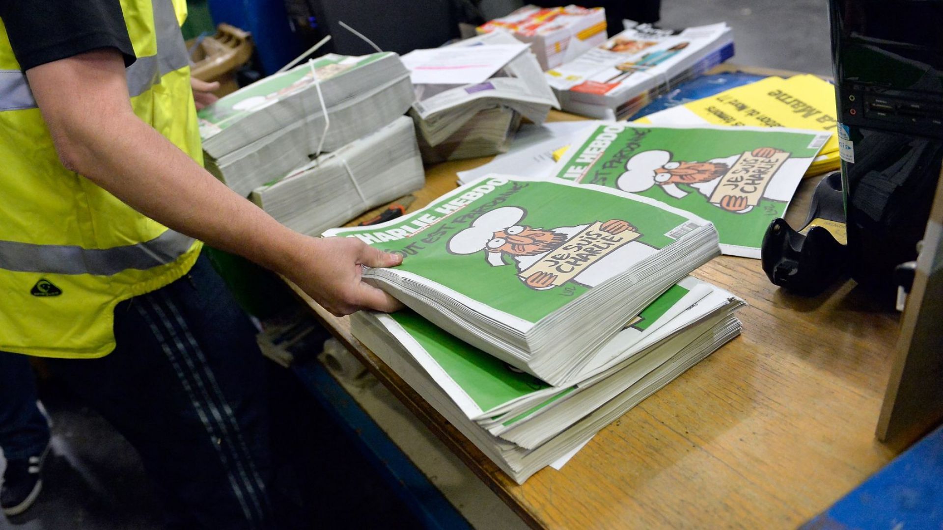 Ден преди процеса срещу атентаторите: "Шарли Ебдо" препечата карикатурите си на Мохамед