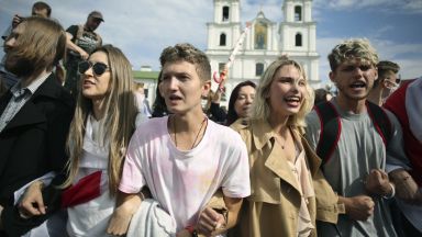 Множество млади хора са задържани при студентски протести срещу Лукашенко