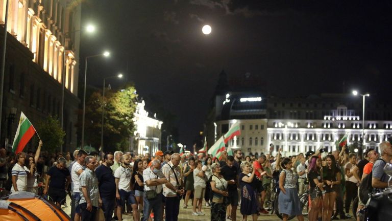 55-а вечер на протести в София. Ден преди обявения за