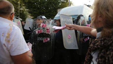 Плътен кордон от полицаи опаса официалния вход на Народното събрание