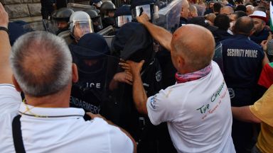 Плътен кордон от полицаи опаса официалния вход на Народното събрание